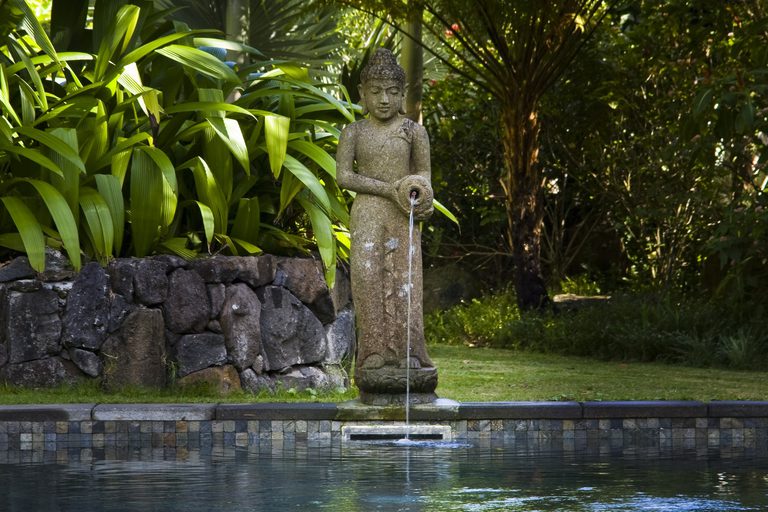 Lakaz Chamarel Long swimming Pool with fountain