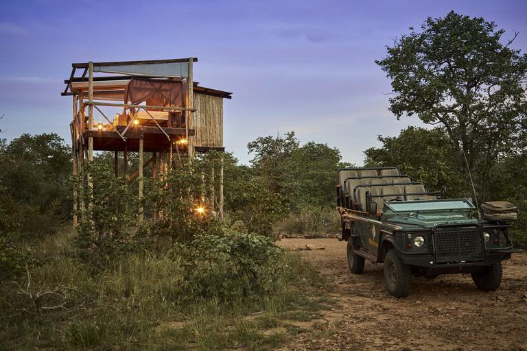 Giraffes Nest exterior with game drive vehicle Motswari