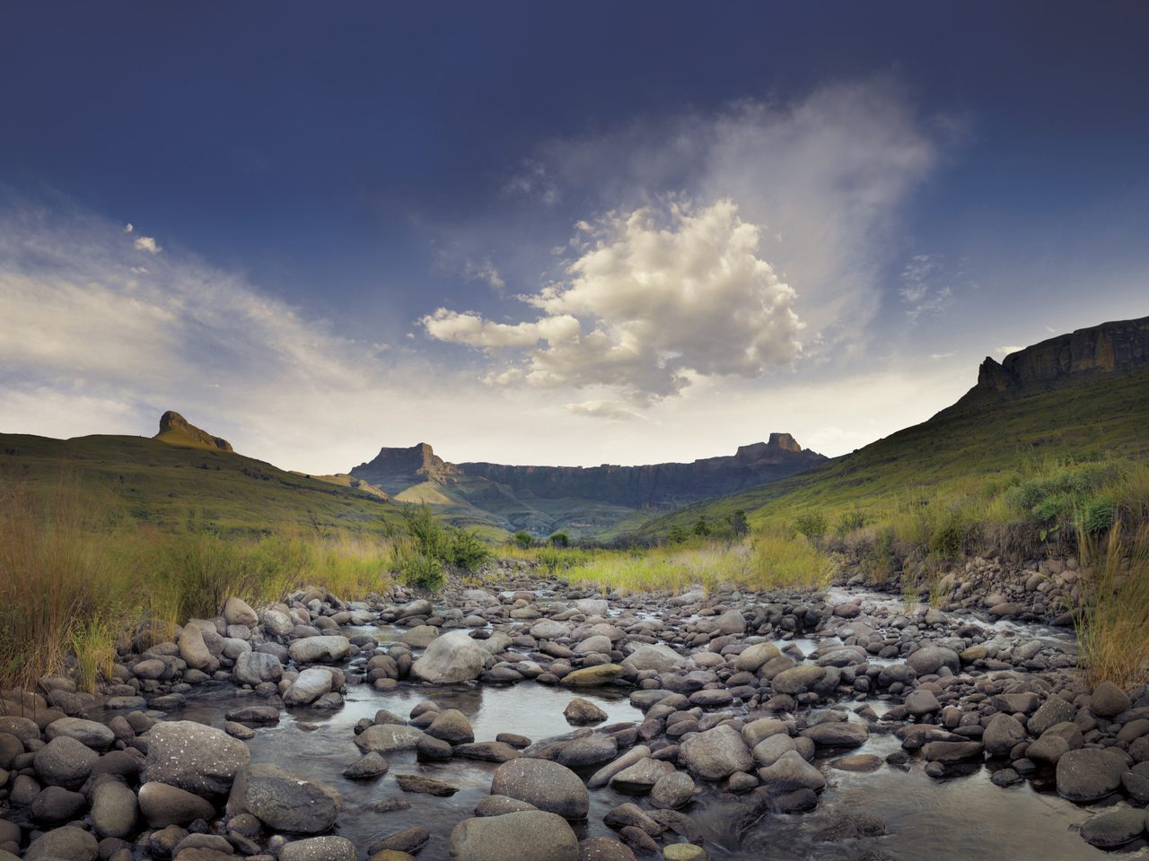 Drakensberg view from river valley floor Itinerary SAT crop