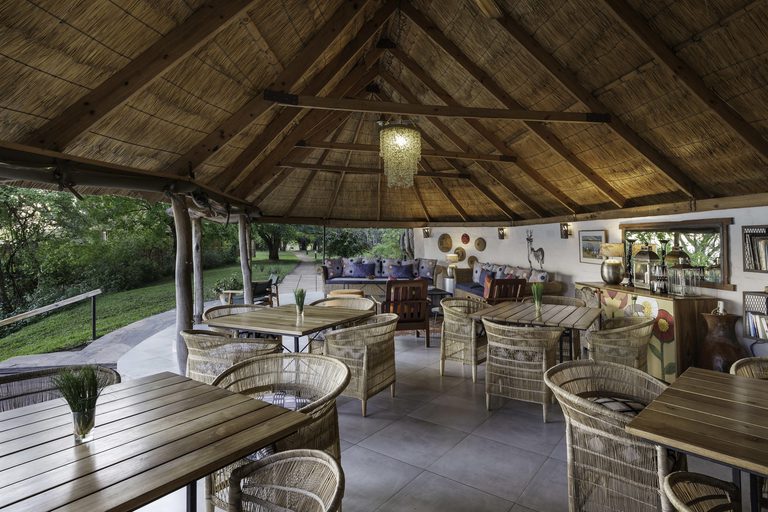 Chundukwa River Lodge dining area