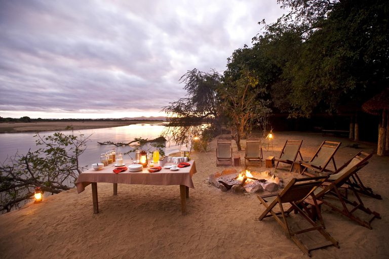 Island Bush Camp outdoor breakfast