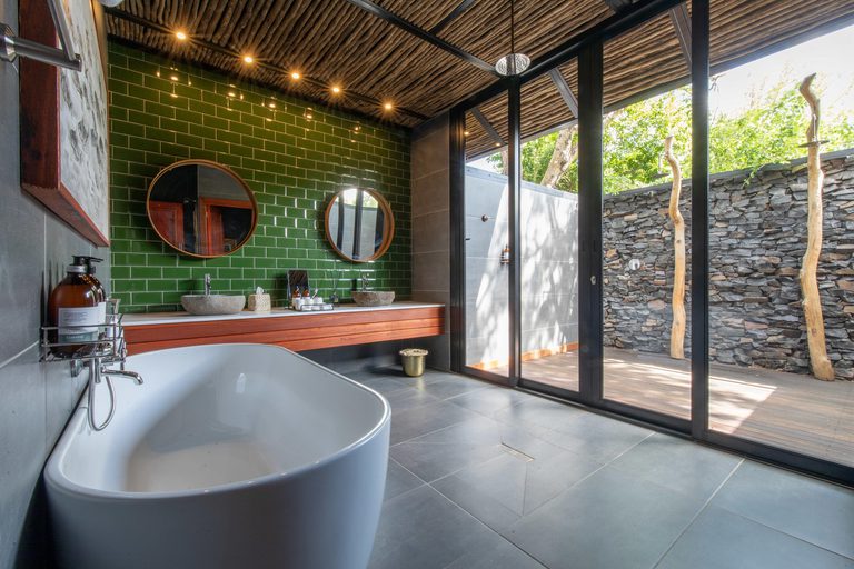 Mukwa River Lodge Bathroom