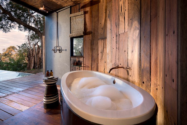 Thorntree River Lodge outdoor bath
