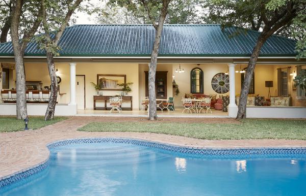 Batonka Guest Lodge Flame Lily Wing Pool